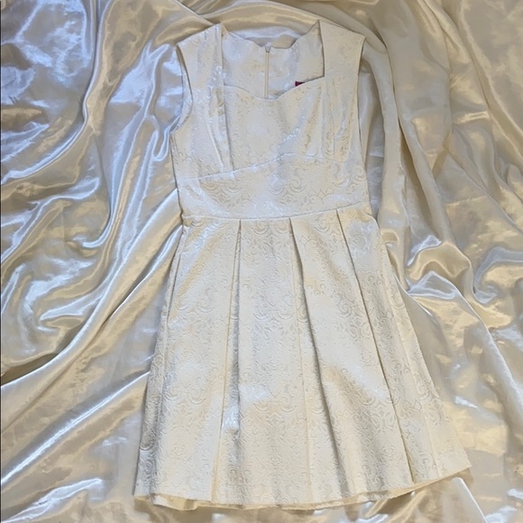 Elegant dress - Picture 1 of 3